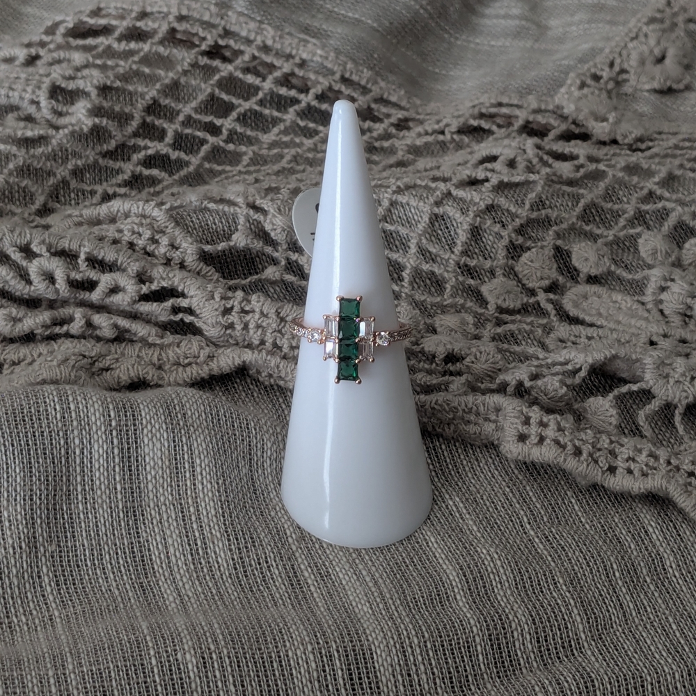 Elegant Emerald Gemstone Ring